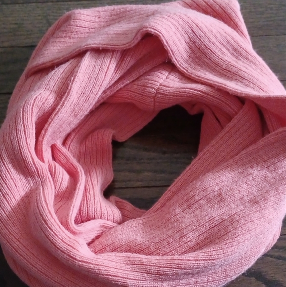 Pink ribbed infinity scarf - Picture 2 of 4